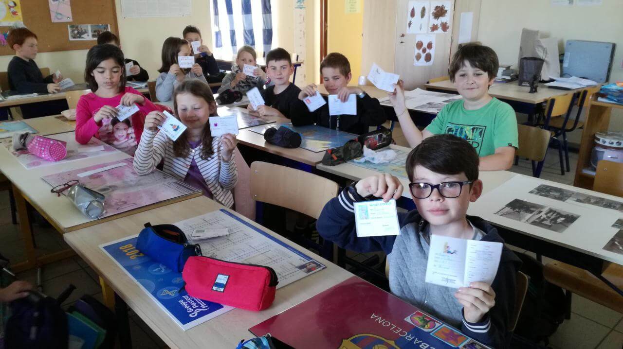 Concours Les Incorruptibles_Les eleves de l'Ecole Saint-Joseph Pluneret avec leur carte electeur